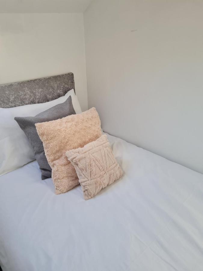 Shm Stays Hs2 Workers Great For Long Term Stays & Short Stays, 15 Min Drive To City Centre & Airport 2 Min Walk To Shops And Train Station バーミンガム エクステリア 写真